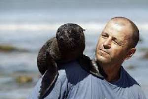 Organizaciones ambientalistas se preparan para eventual derrame del carguero encallado