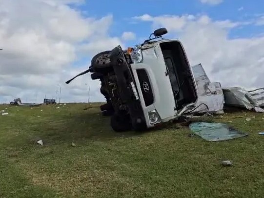 Un camión despistó y volcó frente al Aeropuerto de Laguna del Sauce