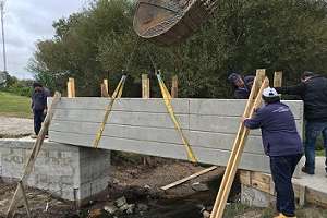 Construyen puente peatonal sobre cañada del barrio San Francisco