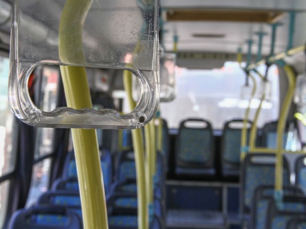 Vecinos de barrio Iporá reclaman que empresa de transporte interdepartamental estaciona sus unidades en la vía pública
