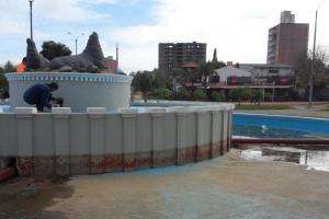 Continúa la refacción de la fuente de Los Lobos