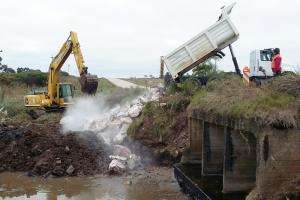 Reparan la alcantarilla ubicada en la Ruta 12, cerca de la 9