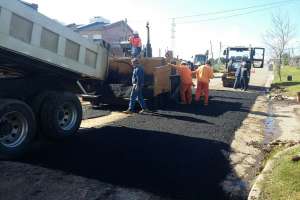 Realizan tareas en la carpeta asfáltica del barrio Las Cooperativa