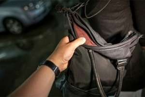 Una mujer que esperaba el ómnibus fue despojada de sus pertenencias