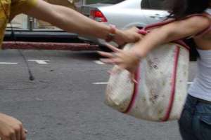 Violento robo a una mujer en la calle
