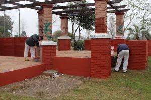 IDM realiza tareas de pintura y mantenimiento en la plaza Varela