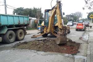 Reparan baches de la calle Garzón en toda su extensión