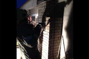 Quiso robar al estilo "Papá Noel" y lo tuvo que auxiliar la policía a salir de la chimenea