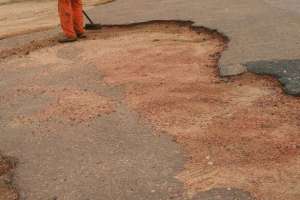 Realizan trabajos de bacheo en Rincón del Indio y en la Rambla Lorenzo Batlle Pacheco