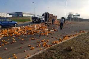 Volcó un camión cargado de naranjas en Ruta 39