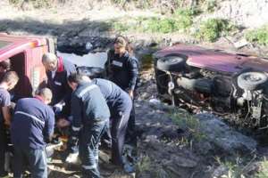 Una conductora volcó en Piriápolis y cayó a una cañada, pero fue rescatada con éxito 