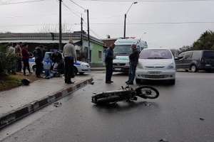 Choque entre auto y moto deja a un niño de 3 años politraumatizado