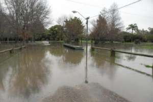 Tres evacuados y tres rutas cortadas en San Carlos