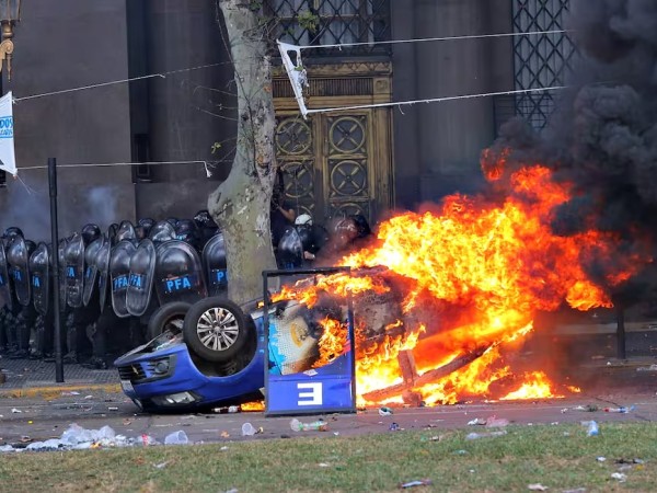 Violencia en el Congreso de la Nación Argentina: manifestantes atacaron con piedras, bombas molotov e incendiaron autos