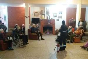 Bomberos realizaron una charla preventiva en el hogar de ancianos de San Carlos