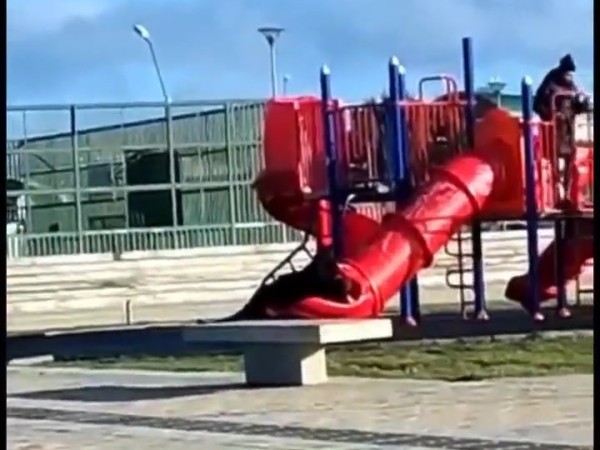 El curioso accidente de Gabriel Boric: se lanzó por un tobogán para niños y quedó atascado