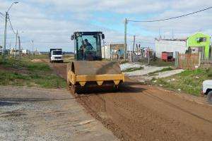 Acondicionan calles en Monte Hermoso y Villa Hípica