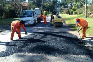 Realizan trabajos de bacheo en el barrio Nuevo Cantegril