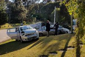 Dos autos chocaron en barrio Pinares, una mujer resultó herida 