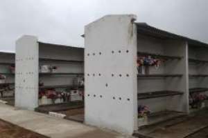 Construyen veredas y reparan urnarios en la necrópolis de Aiguá