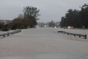 Sólo tres personas regresaron a su hogar en el barrio Kennedy; varios caminos comenzaron a dar paso