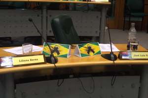 Cruce reglamentario por bandera de Brasil enlutada en la Junta