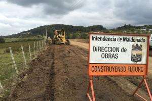 Realizan obras para acondicionar la caminería cercana a Pueblo Edén