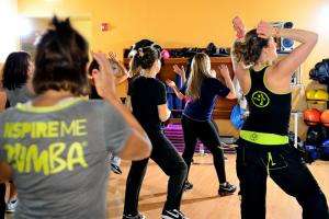 Vecinos se integran a través de la Zumba