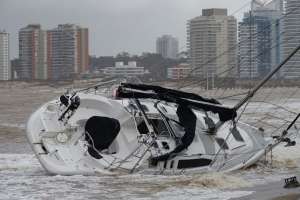 El temporal causó diversos daños en el puerto de Punta del Este; un barco de pesca se hundió