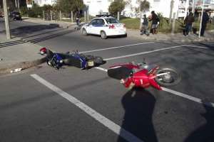 Dos motos chocaron en Bulevar Artigas, acompañante resultó lesionada