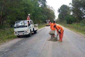 Se ejecutan tareas de bacheo en Ruta 12 y Camino de los Ceibos