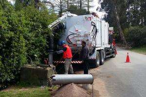 Desobstruyen pluvial ubicado en avenida San Pablo y St. Andrew, en Punta del Este