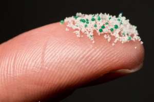 Investigadores del CURE detectan gran cantidad de microplásticos en playas de Punta del Este