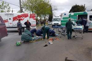 Siniestro entre moto y camioneta deja dos mujeres politraumatizadas 