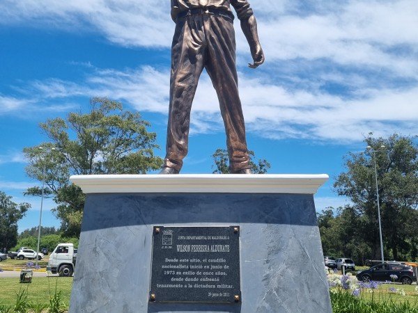 Donde comenzó su exilio de 11 años;  homenaje con un monumento al caudillo blanco Wilson Ferreira Aldunate