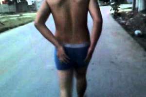 A plena tarde quedó desnudo en la calle por robo: policía investiga