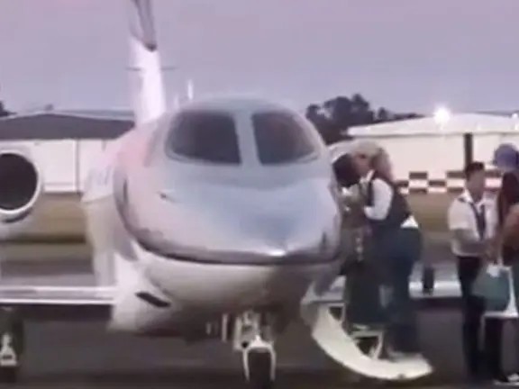 Sigue el escándalo:...