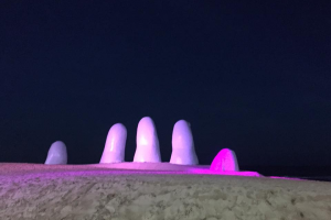 Los Dedos de la Brava se iluminan de rosado en la noche
