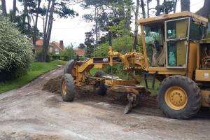 Realizan limpieza de calles en Pinares para su posterior tratamiento asfáltico