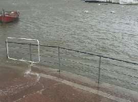 Locales del puerto de Punta del Este están inundados; las olas superan los seis metros