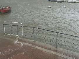 Locales del puerto de Punta del Este están inundados; las olas superan los seis metros