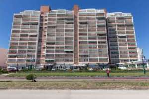 Vanguardia: descartan riesgo de derrumbe; el viento sólo afectó parte del revestimiento