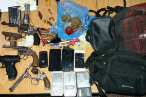 Dos hombres a prisión por porte y tenencia de armas en lugares públicos