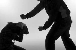 Tobillera para un violento que maltrataba y amenazaba a una mujer