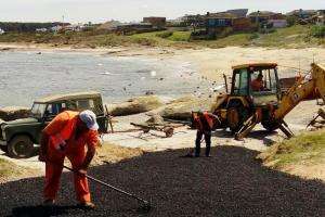 Ya comenzó el trabajo de bacheo en José Ignacio, de cara a la temporada