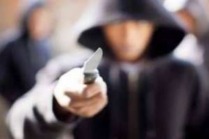 A punta de cuchillo robó unas zapatillas deportivas, se las calzó y al poco rato la policía lo identificó