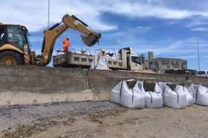 Comenzaron obras de reparación del muro de contención de la rambla; costo supera los 6,5 millones