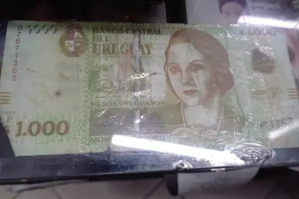 Volvió a pasar: colocaron otro billete falso de $1.000 en el mismo comercio de Maldonado y tiene la misma numeración
