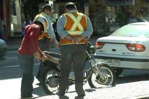 Cuatro personas a trabajo comunitario: conducían sin libreta y otro borracho