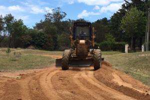 Cuadrillas municipales acondicionan calles en distintas zonas de Tío Tom